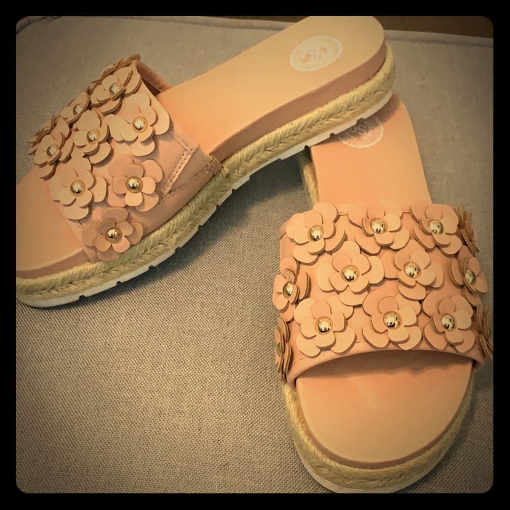 Blush/ nude thick sandals with gold flower detail